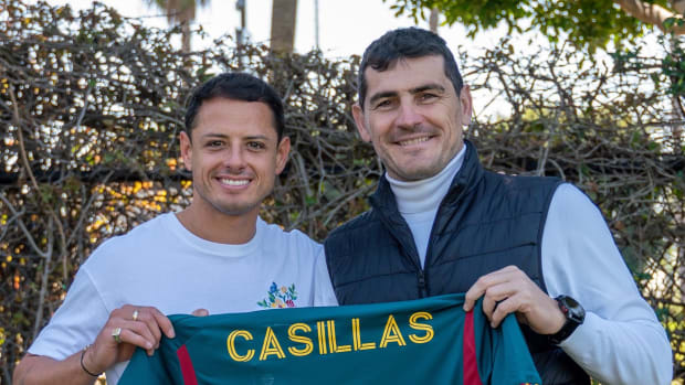 Iker Casillas y Chicharito sostienen una camiseta.